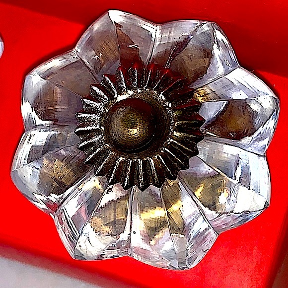 INSTANT FURNITURE UPDATE KNOBS PULLS CLEAR GLASS FLOWER SHAPE SILVER SET OF 4 - Picture 2 of 7